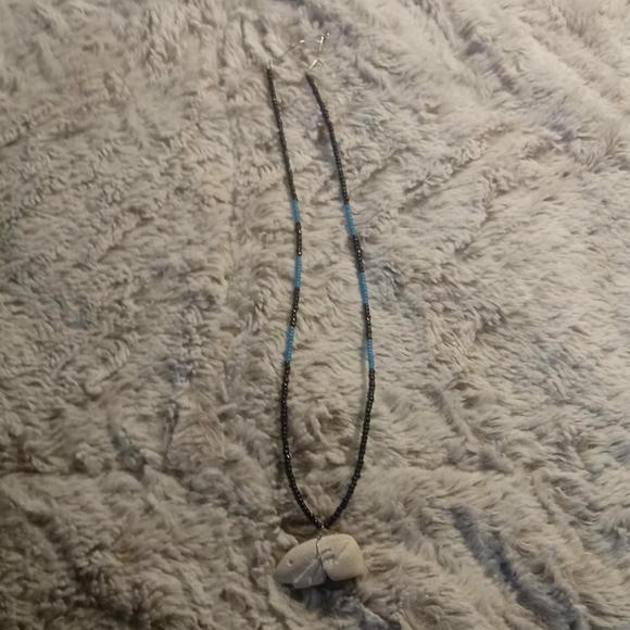 White Stone bear beaded necklace black/blue - Picture 2 of 16